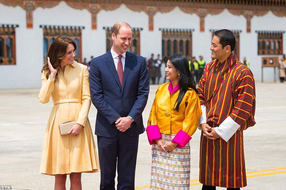 Vợ chồng Hoàng tử Anh chụp hình cùng Nhà vua và Hoàng hậu Bhutan.